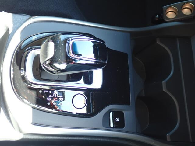 シフトノブはスレがなく、きれいな状態です。いつでも触れる部分がきれいだと大切に乗られていたことが分かりますよ。