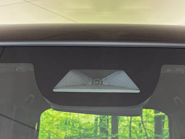 【ホンダセンシング】走行中に前方の車両等を認識し、衝突しそうな時は警報とブレーキで衝突回避と被害軽減をアシスト。より安全にドライブをお楽しみいただけます。