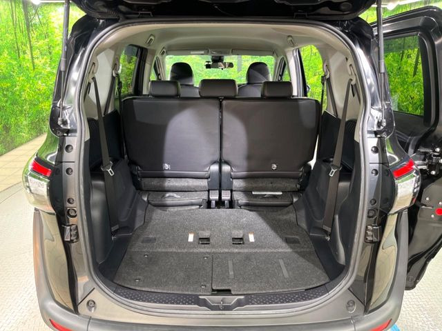 ���i�̂���������ʋ΁A���}���ɏ\���ȉ׎��X�y�[�X���m�ۂ��Ă���܂��B�Z�J���h�V�[�g��|���ƁA�傫�ȉו��̐ύڂ��\�ł���