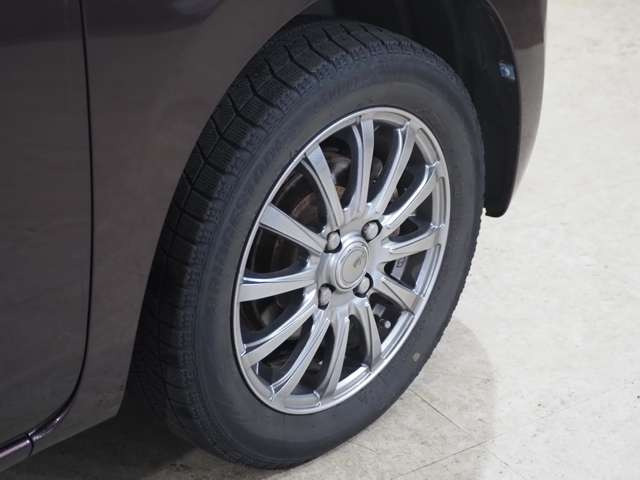 タイヤのホイールの細かいところまでキレイいにしてからお渡しします!