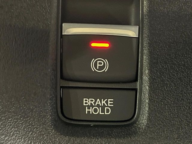 【電動パーキングブレーキ】パーキングブレーキは便利な電動式!ボタン一つで操作でき、アクセルを踏めば自動で解除されます♪レバーやペダルが無いので運転席廻りもすっきりしますね♪