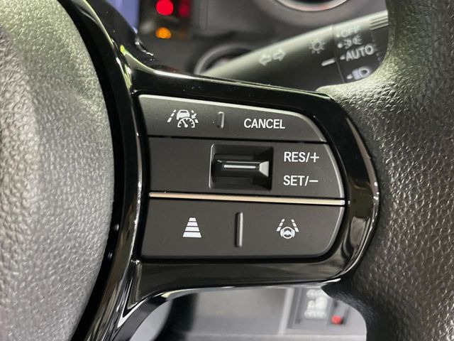 【アダプティブクルーズコントロール】高速道路での長距離走行が楽に!!自動で速度を保つクルーズコントロールが、衝突軽減システムと連携し、前方の車両を感知して車間を保つように速度調節してくれます!!