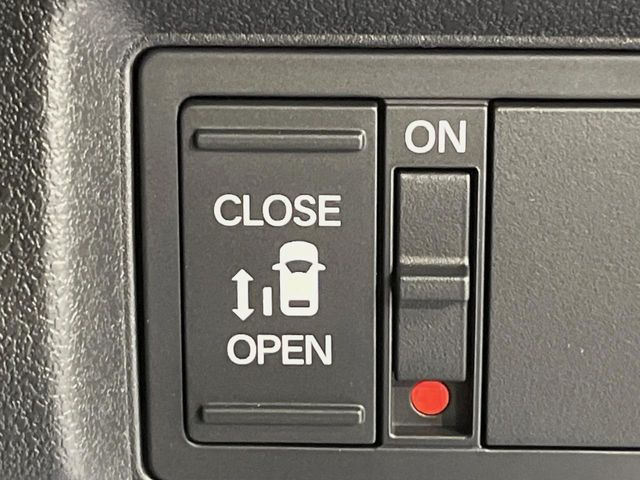 【パワースライドドア】スマートキーや運転席のスイッチでスライドドアの開閉が可能♪電動だから力を入れてドアを開ける必要が無く、小さいお子様でも、重い荷物を持っている時もラクに開け閉めできます♪