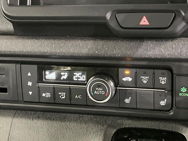 【シートヒーター】寒い日に重宝するシートヒーター!エアコンより早く温まってくれるので寒がりの人も安心ですね♪エアコンの温風は乾燥するから苦手、という方にもをおすすめです。