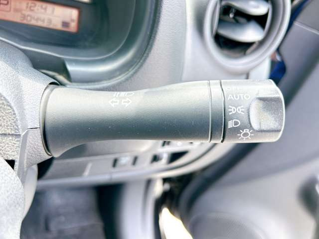 【オートライト】車外の明るさを検知して、自動的にヘッドライトを点灯してくれます♪トンネルを走行する際にも、自動的に点灯してくれて便利な装備の1つです♪