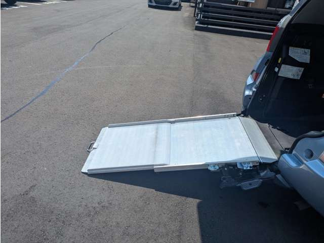 ラクティス1.3 X ウェルキャブ 車いす仕様車スロープタイプ タイプI 助手席側リアシート付