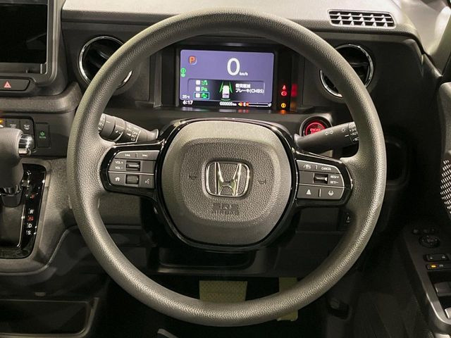 インテリアに合わせたデザインのステアリングは、運転される方のことも考え、運転しやすい形状、大きさです。是非一度、実際に触ってお確かめください。