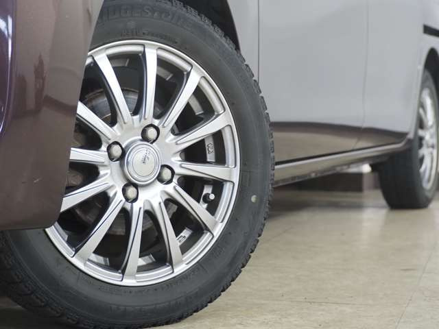 タイヤのホイールの細かいところまでキレイいにしてからお渡しします!