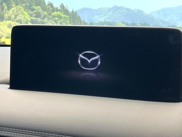 【10.25インチマツダコネクト】車内の雰囲気にマッチした大型ディスプレイ。スマホ接続でのナビ使用やBluetooth再生等、様々な機能が楽しめます。直感的なダイヤル操作が可能で、使い勝手も良好です。