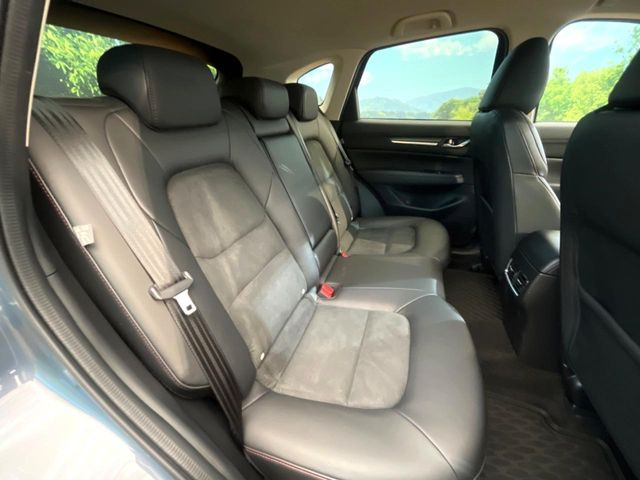 後部座席も気になるようなキズ・汚れやへたり等、大きなダメージはなく、良好な状態です。