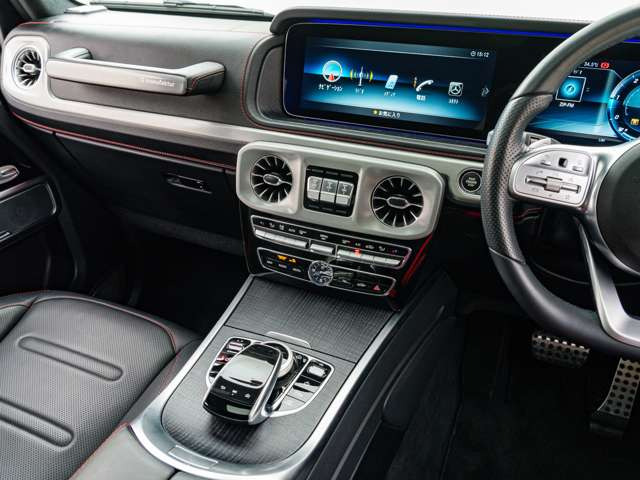 【 カスタマイズ 】ペイント、スモークフィルムなどでナイトパッケージの仕様を再現したり、フロントグリルを別モデルのものに替えてみたり。ホイールやキャリパーのペイントも個性を魅せられるポイントのひとつ。