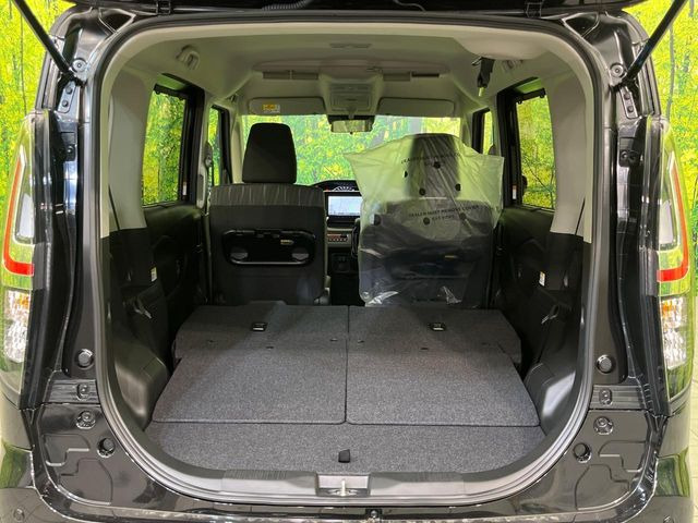 後席を格納すると、これだけの広さが!シーンに合わせたシートアレンジで、大きな荷物も積むことが出来ます♪