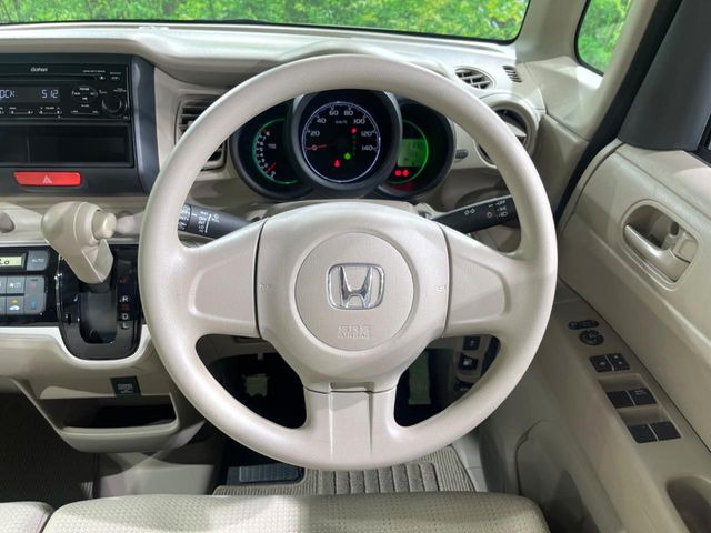 �C���e���A�ɍ��킹���f�U�C���̃X�e�A�����O�́A�^�]�������̂��Ƃ��l���A�^�]���₷���`��A�傫���ł��B�����x�A���ۂɐG���Ă��m���߂��������B