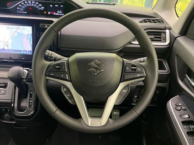 【純正革巻きステアリング】上質な革を使用することで、手にしっかり馴染みとても運転しやすいハンドルです♪