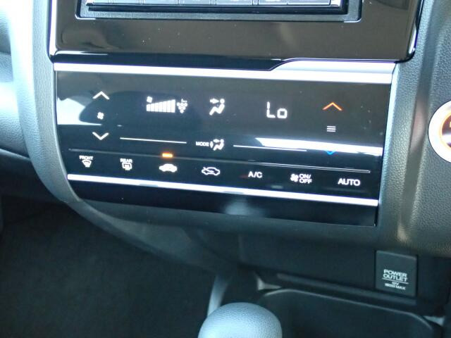 オートエアコン装備。温度設定が出来て、室内快適ですよ。