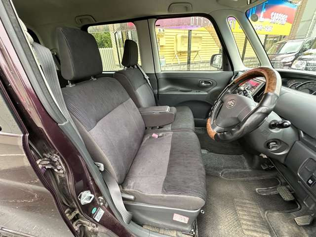 専門の業者による内装丸洗い、シートのタバコなどによるコゲ穴のリペア等(有料)も承っております。