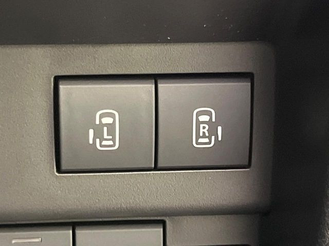 【両側パワースライドドア】スマートキーや運転席のスイッチで後席両側スライドドアの開閉が可能♪電動だから力を入れてドアを開ける必要が無く、小さなお子様でも簡単に開け閉めでき快適です♪