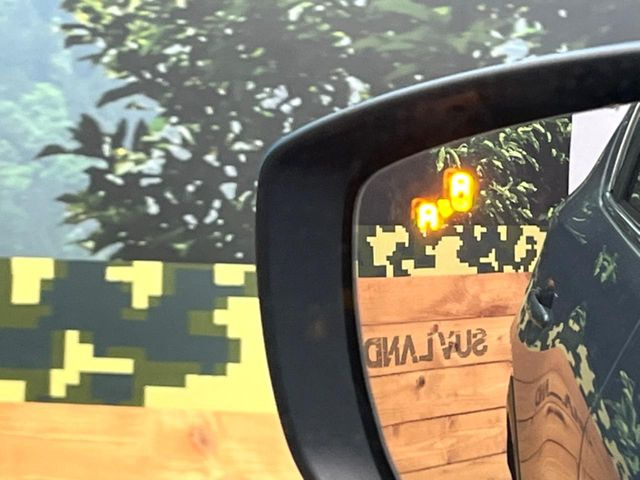 【ブラインドスポットモニタリング】走行中、ドアミラーの死角になりやすい箇所に後続車が接近するとサイドミラー付近に警告を表示、ドライバーに注意喚起をしてくれます。