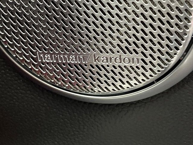 ��harman/kardon�T�E���h�V�X�e��:�I�[�f�B�I��僁�[�J�[����|����v���~�A���X�s�[�J�[�𑕔��B�����̃X�s�[�J�[����A���̗������܂ŕ����鍂�i���ȉ��y�����y���݂��������܂��B