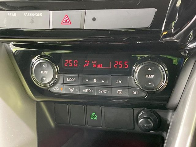 【左右独立型フルオートエアコン】運転席と助手席でそれぞれお好みの温度に設定可能。同乗者にも配慮した、快適な空調をお届け致します。