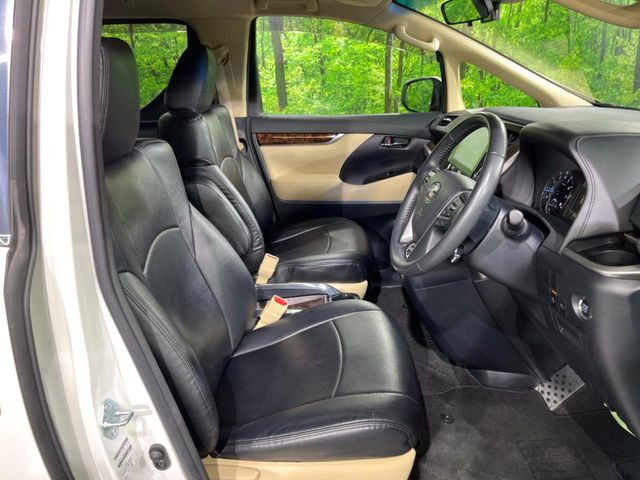 運転席まわりには十分なスペースがあり、大柄な方でもゆったり運転していただける環境です。