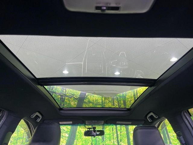【サンルーフ】開放感たっぷりの希少装備、サンルーフが装着されています!車内に明かりを取り入れたり景色を楽しむ以外にも、車内の空気も簡単に換気できて快適です!