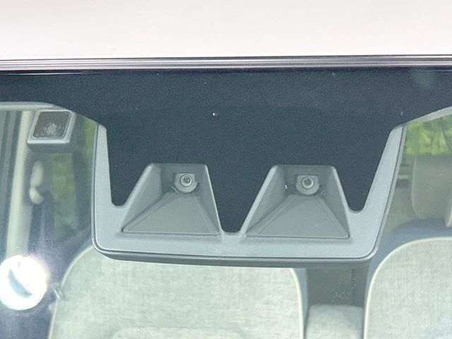 【スマートアシスト】走行中に前方の車両等を認識し、衝突しそうな時は警報とブレーキで衝突回避と被害軽減をアシスト。より安全にドライブをお楽しみいただけます。