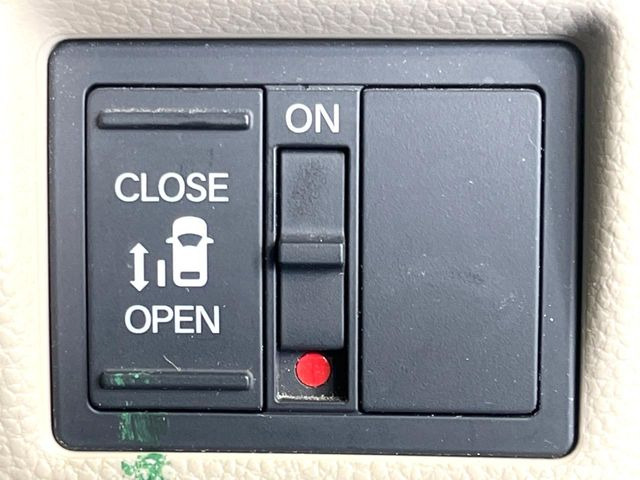 【パワースライドドア】スマートキーや運転席のスイッチでスライドドアの開閉が可能♪電動だから力を入れてドアを開ける必要が無く、小さいお子様でも、重い荷物を持っている時もラクに開け閉めできます♪