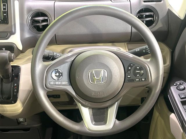 インテリアに合わせたデザインのステアリングは、運転される方のことも考え、運転しやすい形状、大きさです。是非一度、実際に触ってお確かめください。