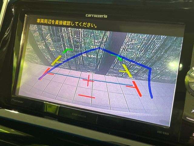 【バックカメラ】駐車時に後方がリアルタイム映像で確認できます。大型商業施設や立体駐車場での駐車時や、夜間のバック時に大活躍!運転スキルに関わらず、今や必須となった装備のひとつです!
