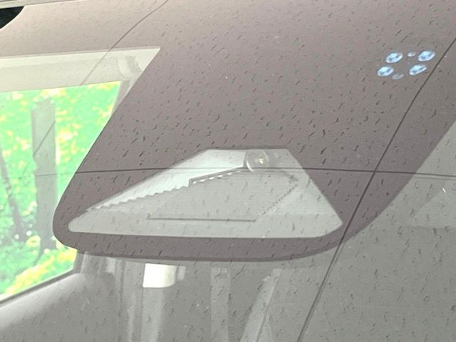 【ホンダセンシング】走行中に前方の車両等を認識し、衝突しそうな時は警報とブレーキで衝突回避と被害軽減をアシスト。より安全にドライブをお楽しみいただけます。