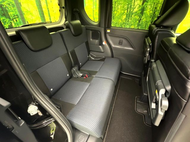 高品質なオリジナルフロアマットもオプションにてご用意しております。お好きなデザインやカラーをお車に合わせて選んでいただくことができます♪