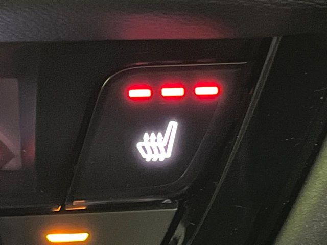 【シートヒーター】寒い日に重宝するシートヒーター!エアコンより早く温まってくれるので寒がりの人も安心ですね♪エアコンの温風は乾燥するから苦手、という方にもをおすすめです。