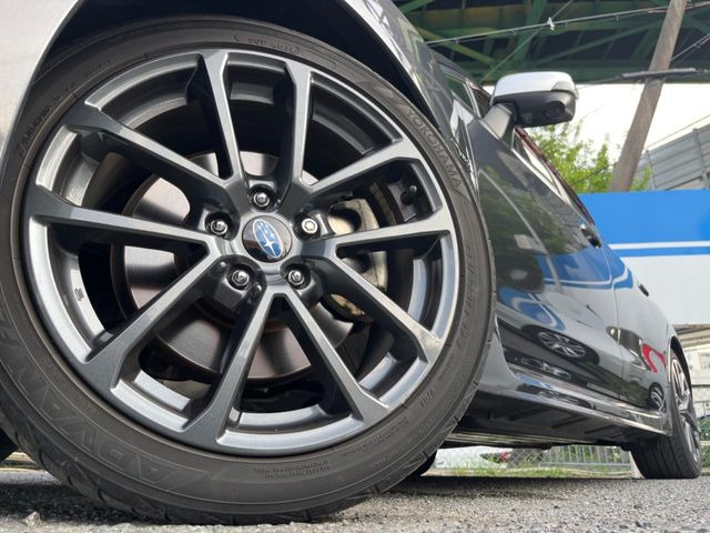 �y����18�C���`�A���~�z�C�[���z�O�ςɃ}�b�`���������A���~�z�C�[���𑕒����Ă���܂��B�e��ЊO�A���~�z�C�[����A�X�^�b�h���X�^�C�����戵�����Ă���܂��B���񂲑��k����������