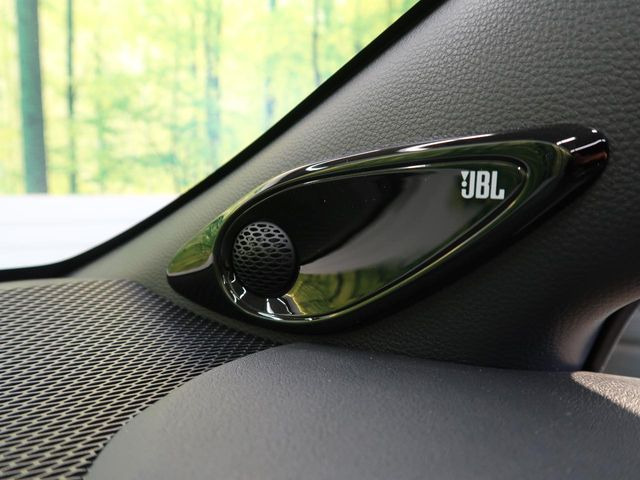 �yJBL�T�E���h�V�X�e���z���[�J�[�I�v�V�����̍��i�ʃT�E���h�V�X�e���𓋍ځB��p�̃`���[�j���O���{���ꂽ�召�l�X�ȃX�s�[�J�[����ǎ��ȃT�E���h���t�ł��A�Տꊴ���ӂ�鉹����Ԃ����o���܂��B