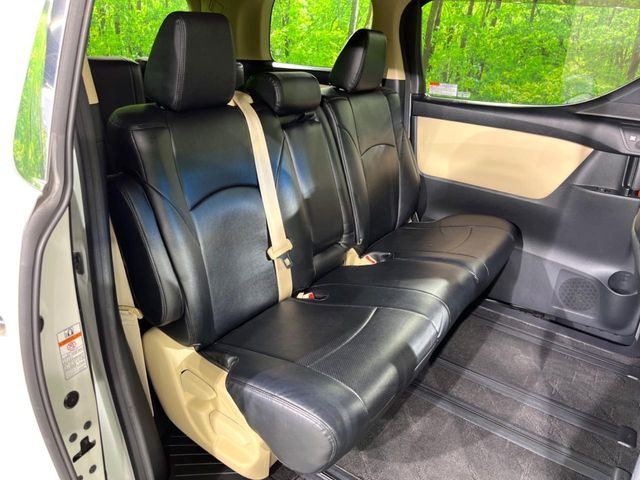 広々とした2列目シートは居住性が高く、居心地も快適!友達や家族とのお出かけにぴったりです。ベビーシートやチャイルドシート使用時も快適にお過ごしいただける十分な空間を確保しています。