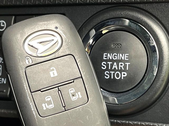 【キーフリーシステム】カバンやポケットに入れたままでもドアの施錠・解錠が可能なスマートキーを装備。エンジンのオン・オフ時もカギを取り出す必要が無いからとっても便利です♪