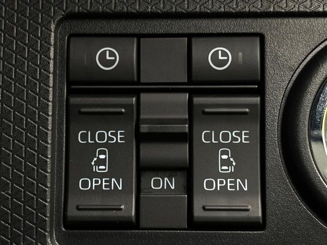 【両側パワースライドドア】スマートキーや運転席のスイッチで後席両側スライドドアの開閉が可能♪電動だから力を入れてドアを開ける必要が無く、小さなお子様でも簡単に開け閉めでき快適です♪