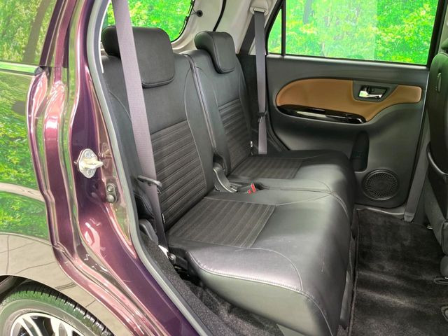 後部座席も気になるようなキズ・汚れやへたり等、大きなダメージはなく、良好な状態です。