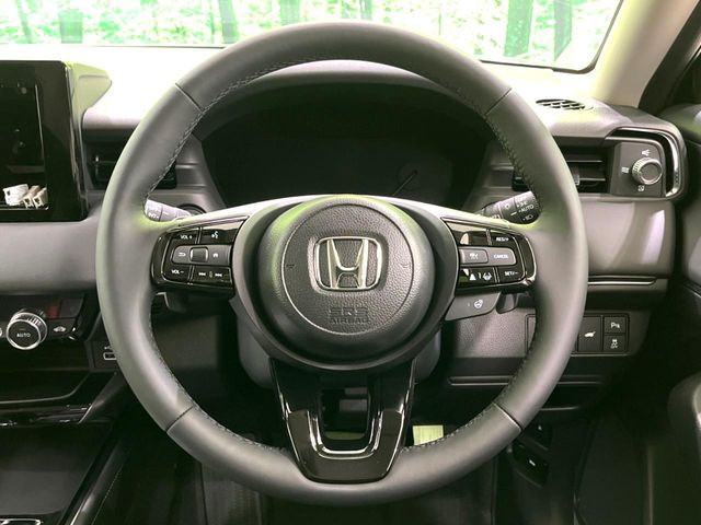 インテリアに合わせたデザインのステアリングは、運転される方のことも考え、運転しやすい形状、大きさです。是非一度、実際に触ってお確かめください。