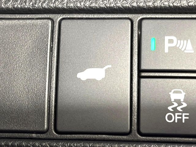 【パワーバックドア】スマートキーや運転席のボタンを押すだけでリアゲートが自動で開閉します!荷物を持っている時や、高い位置にあるバックドアを閉める際に便利な機能です♪