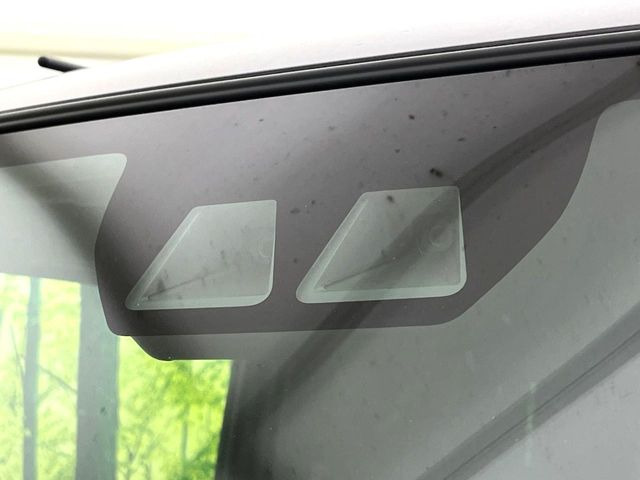 【スマートアシスト】走行中に前方の車両等を認識し、衝突しそうな時は警報とブレーキで衝突回避と被害軽減をアシスト。より安全にドライブをお楽しみいただけます。