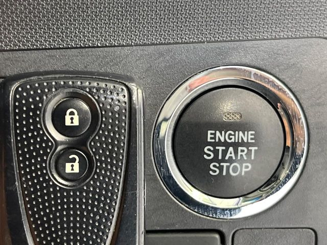 【キーフリーシステム】カバンやポケットに入れたままでもドアの施錠・解錠が可能なスマートキーを装備。エンジンのオン・オフ時もカギを取り出す必要が無いからとっても便利です♪