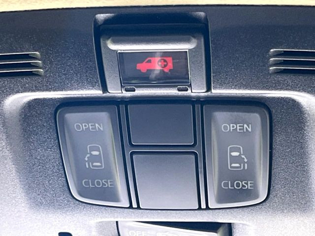 【両側パワースライドドア】スマートキーや運転席のスイッチで後席両側スライドドアの開閉が可能♪電動だから力を入れてドアを開ける必要が無く、小さなお子様でも簡単に開け閉めでき快適です♪