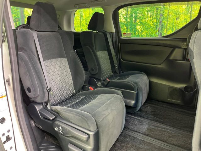 後部座席も気になるようなキズ・汚れやへたり等、大きなダメージはなく、良好な状態です。