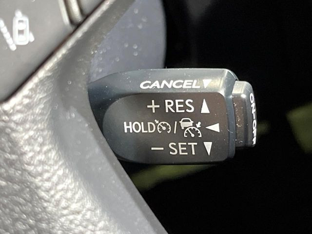 【レーダークルーズコントロール】高速道路での長距離走行が楽に!!自動で速度を保つクルーズコントロールが、衝突軽減システムと連携し、前方の車両を感知して車間を保つように速度調節してくれます!!