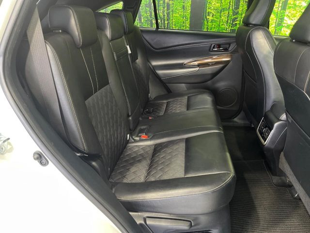 後部座席も気になるようなキズ・汚れやへたり等、大きなダメージはなく、良好な状態です。