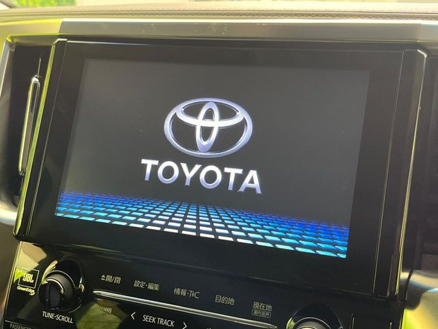 【純正9型ナビ】人気の純正ナビを装備しております。ナビの使いやすさはもちろん、オーディオ機能も充実!キャンプや旅行はもちろん、通勤や買い物など普段のドライブも楽しくなるはず♪