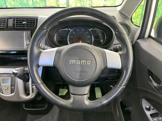 インテリアに合わせたデザインのステアリングは、運転される方のことも考え、運転しやすい形状、大きさです。是非一度、実際に触ってお確かめください。