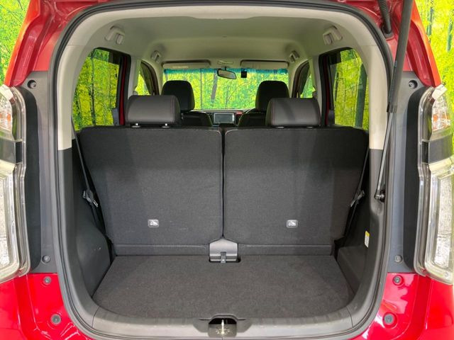 ���i�̂���������ʋ΁A���}���ɏ\���ȉ׎��X�y�[�X���m�ۂ��Ă���܂��B�Z�J���h�V�[�g��|���ƁA�傫�ȉו��̐ύڂ��\�ł���